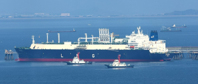 지난 4일 인천 연수구 송도 한국가스공사 인천생산기지 터미널에 LNG 수송선이 정박해 있는 모습 [사진=연합뉴스]