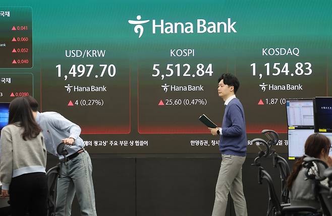 코스피가 상승 출발한 16일 서울 중구 하나은행 딜링룸에서 직원들이 업무를 보고 있다.(연합뉴스)