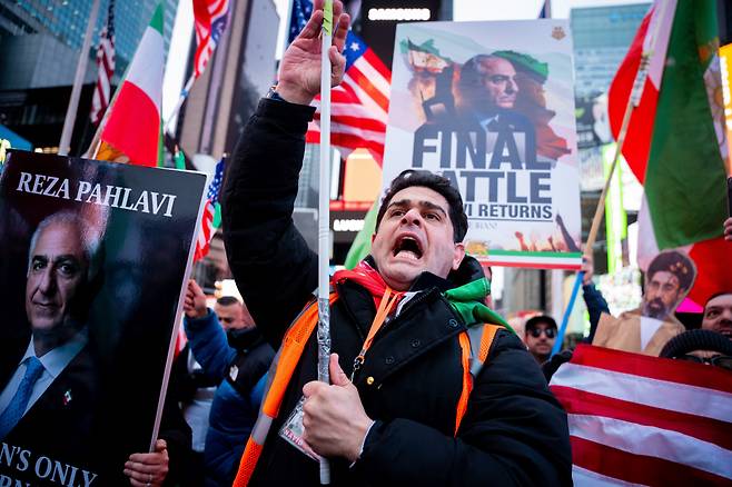 미국 뉴욕에서 15일(현지시간) 이란 전쟁을 지지하는 시위가 열리고 있다.(뉴욕/AP연합뉴스)