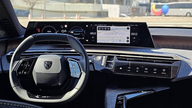 푸조 '3008'의 '파노라믹 아이-콕핏'과 스티어링 휠./곽호준 기자