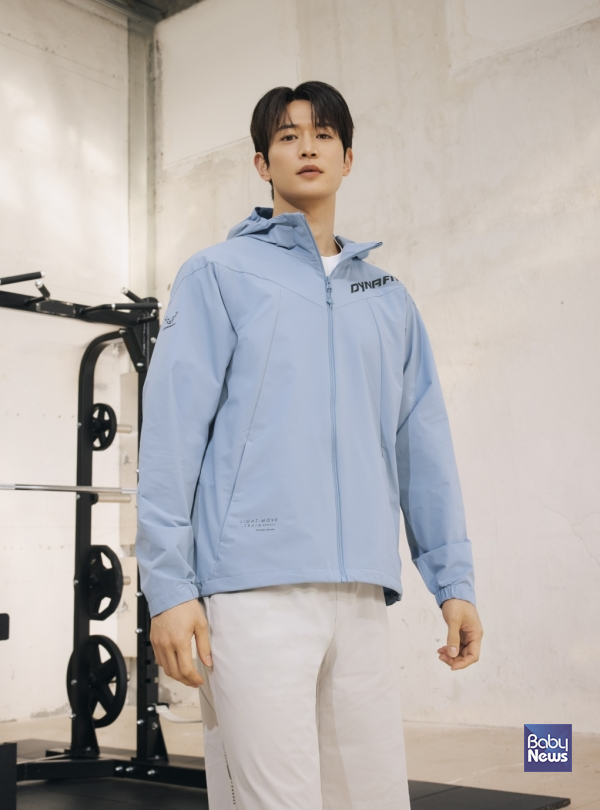다이나핏 전속 모델 민호와 함께한 26SS 자켓 컬렉션 화보, '라이트 무브 트레이닝 슈트' 착용.&nbsp;ⓒ다이나핏