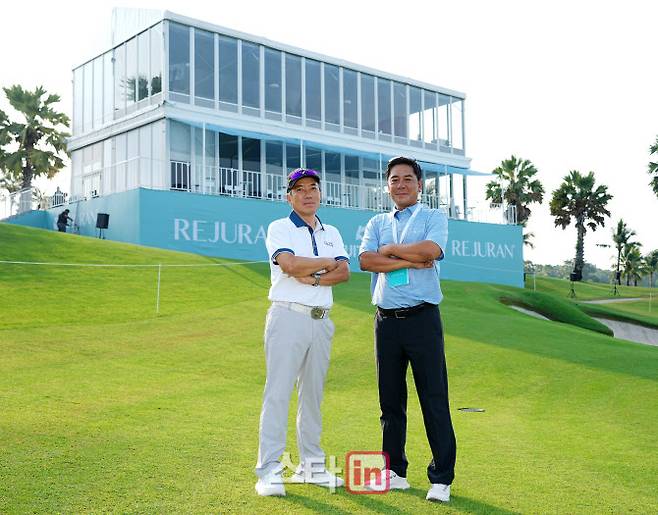 이준혁 쿼드스포츠 대표(오른쪽)와 강영식 쿼드스포츠 부사장이 태국에서 열린 KLPGA 투어 2026시즌 개막전 리쥬란 챔피언십의 성공적인 개최를 이끈 뒤 코스에서 포즈를 취하고 있다. (사진=이데일리 골프in 조원범 기자)