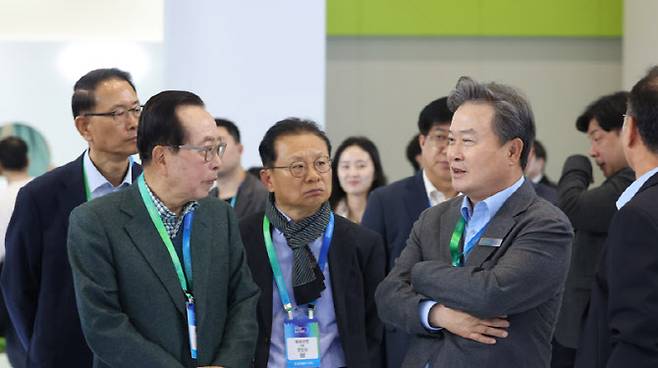 이동채 에코프로 창업주(오른쪽)와 김재철 동원그룹 명예회장이 인터배터리2026 전시에서 대화를 나누고 있다.(사진=에코프로.)