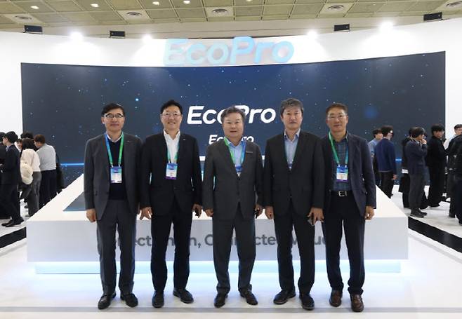 이동채 에코프로 창업주와 그룹 사장단들이 인터배터리2026 전시관에서 함께 사진 촬영을 하고 있다. (왼쪽부터)박석회 에코프로씨엔지 대표, 김윤태 에코프로이노베이션 대표, 이동채 에코프로 창업주, 송호준 에코프로 대표, 김종섭 에코프로에이치엔 대표.(사진=에코프로.)