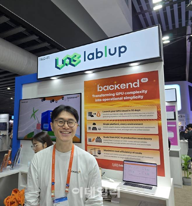 김정묵 래블업 CRO가 MWC26 래블업 부스 앞에서 기념 촬영을 하고 있다(사진=윤정훈 기자)