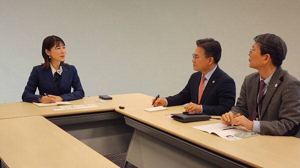 윤승규 대한행정사회 회장과 시오무라 아야카 일본 참의원 의원