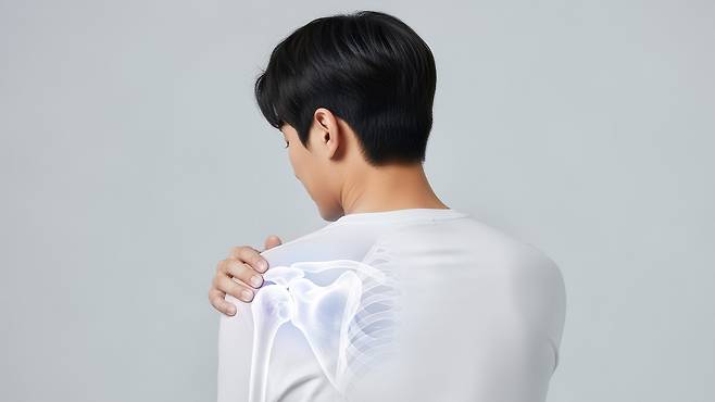 오십견은 시간이 지날수록 통증이 심해지고 어깨가 굳어가는 것이 특징이다｜출처: 클립아트코리아