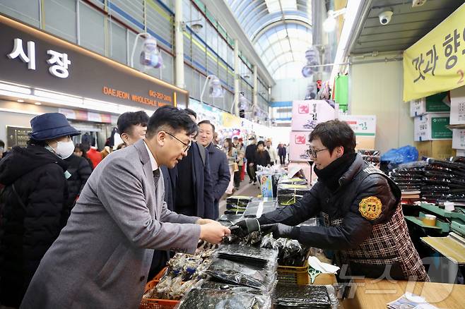 이병권 중소벤처기업부 제2차관이 19일 대전 중앙시장을 방문해 물품을 구입하고 있다. (중소벤처기업부 제공. 재판매 및 DB 금지) 2026.2.19 ⓒ 뉴스1