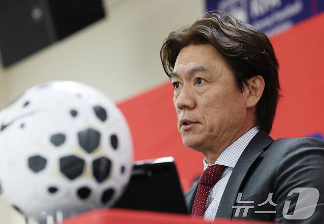 홍명보 축구 국가대표팀 감독이 16일 충남 천안시 서북구 코리아풋볼파크에서 A대표팀 3월 소집 명단을 발표하고 있다. 2026.3.16 ⓒ 뉴스1 김영운 기자