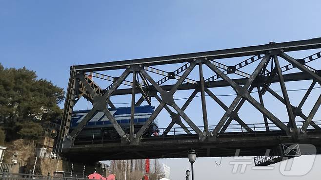 13일 오전 10시 단둥역을 출발한 국제 여객 열차가 압록강철교에 들어오고 있다. 2026.3.13 ⓒ 뉴스1 정은지 특파원