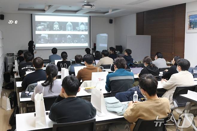임지혜 UC데이비스 교수가 이안동물의학센터에서 강의를 하고 있다(센터 제공). ⓒ 뉴스1