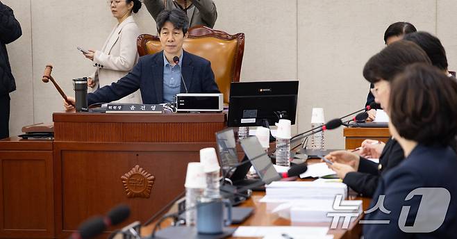 윤건영 국회 행정안전위원회 법안심사제1소위원장이 16일 서울 여의도 국회에서 열린 제433회 국회(임시회) 행정안전위원회 제2차 법안심사제1소위원회에서 의사봉을 두드리고 있다. 2026.3.16 ⓒ 뉴스1 유승관 기자