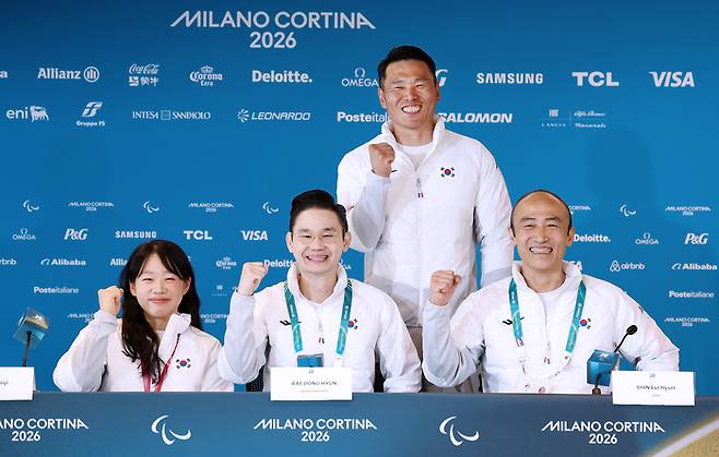 15일(현지시간) 이탈리아 테세로 크로스컨트리 스타디움에서 열린 대한장애인노르딕스키연맹 기자회견이 끝난 후 김윤지 배동현 회장 신의현 대한장애인체육회 정진완 회장(왼쪽부터)이 기념촬영을 하고 있다. 사진 | 대한장애인체육회