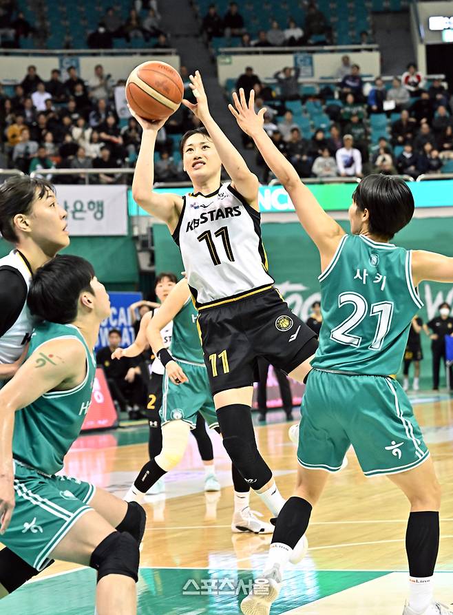 KB스타즈 강이슬(가운데)가 9일 부천체육관에서 열린 2025-2026 여자프로농구 하나은행과 경기에서 하나은행 사키의 수비를 피해 골밑슛을 하고 있다. 부천 | 박진업 기자 upandup@sportsseoul.com