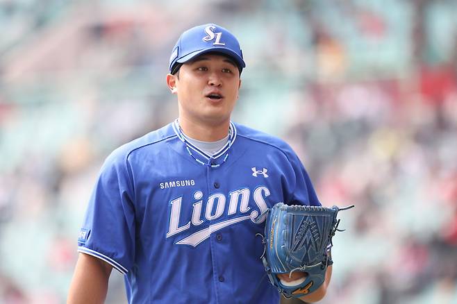 삼성 최원태가 16일 인천SSG랜더스필드에서 열린 2026 KBO리그 시범경기 SSG전에서 투구를 마친 뒤 마운드를 내려오고 있다. 사진 | 삼성 라이온즈