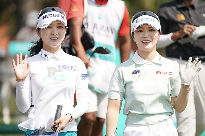 ‘팀 브리지스톤’ 소속 이예원(왼쪽)과 전예성이 15일 태국 촌부리 아마타 스프링스 컨트리클럽에서 열린 KLPGA 투어 개막전 리쥬란 챔피언십 최종 4라운드를 치르고 있다. 사진 | 브리지스톤골프