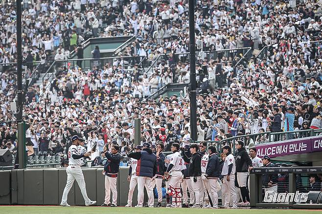 15일 부산 사직구장을 찾은 관중들이 2026 KBO리그 시범경기 LG-롯데전을 보면서 응원하고 있다. 사진 | 롯데 자이언츠