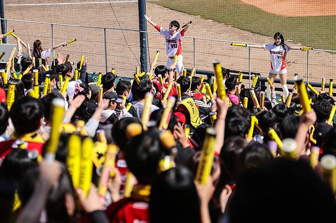 14일 광주-기아 챔피언스 필드를 찾은 관중들이 2026 KBO리그 시범경기 KT-KIA전을 보면서 응원전을 펼치고 있다. 사진 | KIA 타이거즈