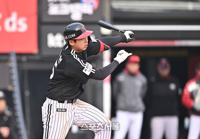 LG 추세현이 16일 수원케이티위즈파크에서 열린 2026 KBO리그 KT와 시범경기 8회초 1사 좌중간 안타를 치고 있다. 수원 | 최승섭기자 thunder@sportsseoul.com