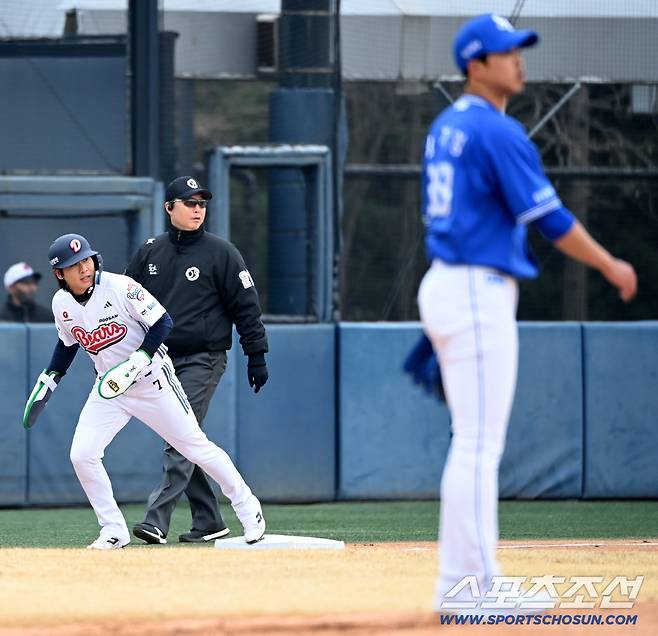1회말 무사 3루, 3루주자 박찬호가 정수빈의 타구가 외야로 향하자 태그업을 하기 위해 준비하고 있다.