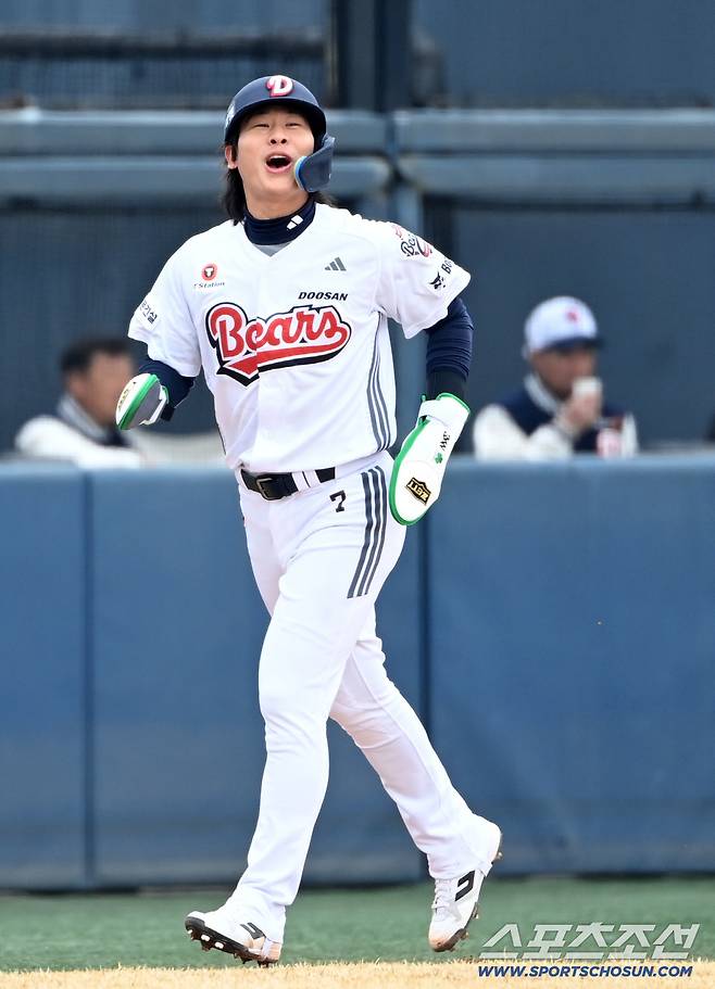 정수빈의 타구가 우측담장을 넘어 선제 2점홈런이 되자 미소를 짓는 모습