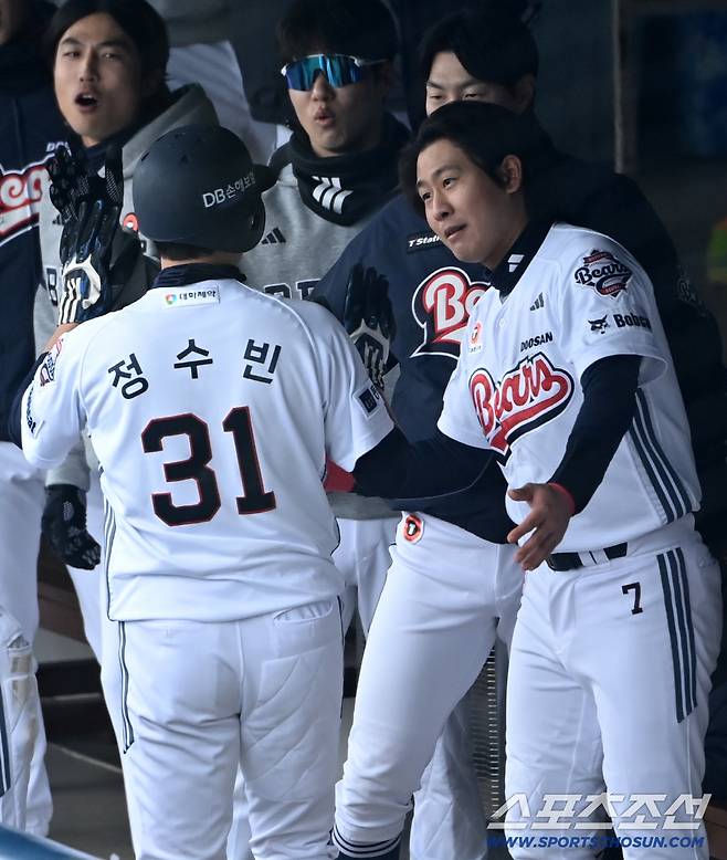 15일 이천베어스파크에서 열린 삼성과 두산의 시범경기. 4회말 2사 2루 두산 김인태의 적시타때 홈을 밟은 정수빈이 박찬호의 환영을 받고 있다. 이천=허상욱 기자wook@sportschosun.com/2026.03.15/