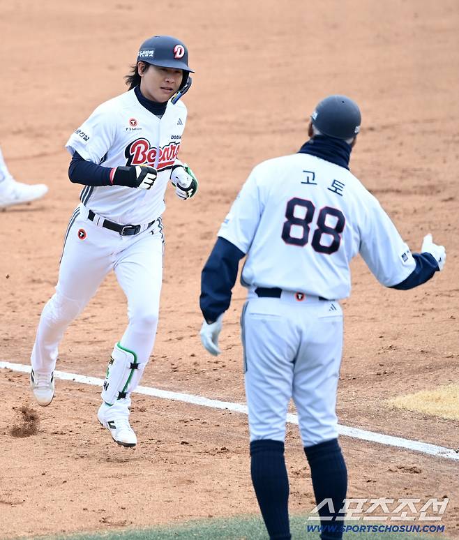 4회말 2사 1,2루 좌월 3점홈런을 치고 고토 3루 코치와 기쁨을 나누는 박찬호