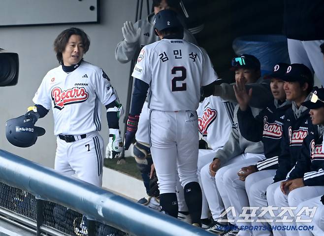 동료들은 선행주자 김민석에게만 하이파이브