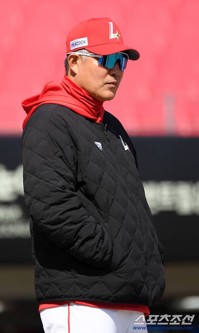 13일 광주 기아챔피언스필드에서 열린 KIA 타이거즈와 SSG 랜더스의 시범경기. SSG 이숭용 감독이 훈련을 지켜보고 있다. 광주=박재만 기자 pjm@sportschosun.com/2026.03.13/