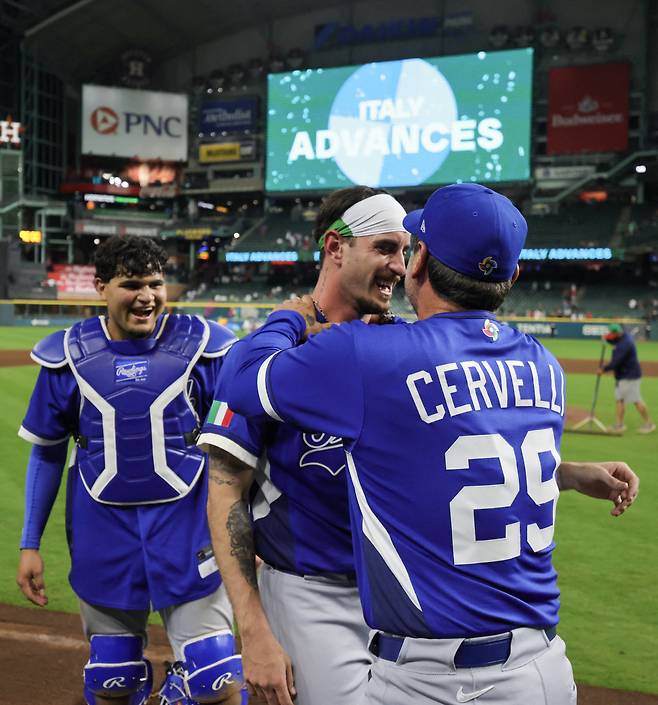 Mar 11, 2026; Houston, TX, United States;  Italy pitcher Claudio Scotti (98) and manager Francisco Cervelli (29) celebrate after defeating Mexico at Daikin Park. Mandatory Credit: Thomas Shea-Imagn Images







<저작권자(c) 연합뉴스, 무단 전재-재배포, AI 학습 및 활용 금지>