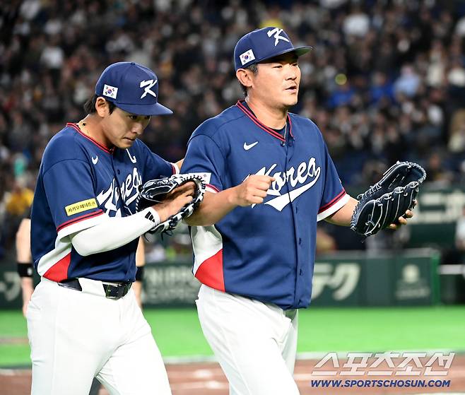 9일 일본 도쿄돔에서 열린 WBC(월드베이스볼클래식) 한국과 호주의 경기, 3회말 투구를 무실점으로 마친 노경은이 기쁨을 나누고 있다. 도쿄(일본)=허상욱 기자wook@sportschosun.com/2026.03.09/