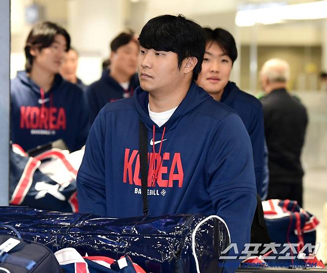 16일 오전 WBC야구대표팀이 인천공항 제1터미널을 통해 귀국했다. 입국장을 나서고 있는 문보경. 인천=송정헌 기자songs@sportschosun.com/2026.03.16/