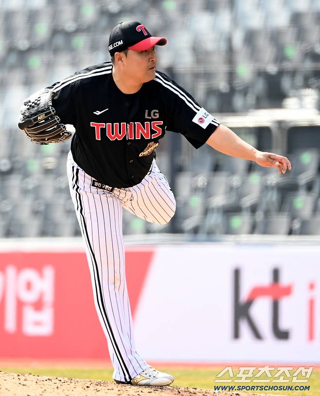 16일 수원KT위즈파크에서 열린 LG와 KT의 시범경기. LG 이우찬이 역투하고 있다. 수원=허상욱 기자wook@sportschosun.com/2026.03.16/
