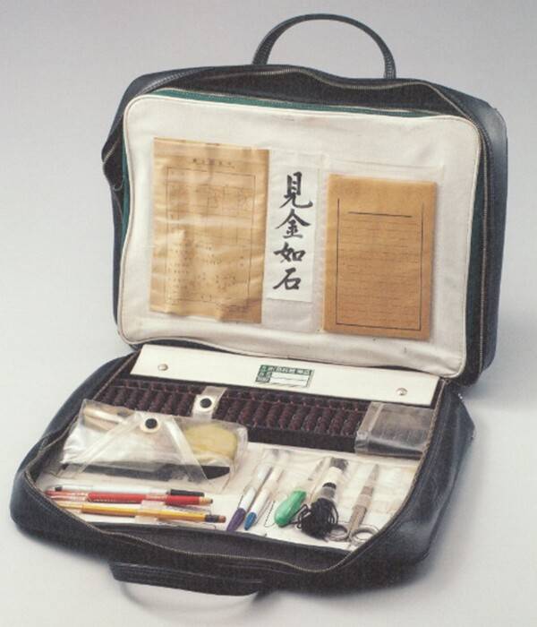 1966년 세무조사요원들의 가방. 사진=국세청 홈페이지