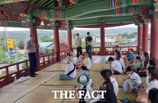 의흥향교는 대구시교육청 전통문화체험교육과 연계해 초·중학생들이 의(義)·예(禮)·신(信)·효(孝) 등 유교적 가치를 직접 체험하며 배우는 인성교육 프로그램을 운영하고 있다. /군위군
