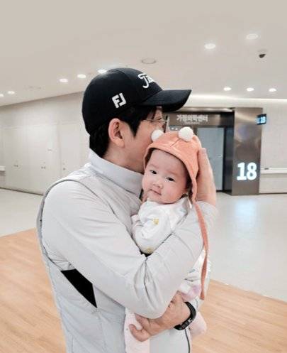 긴 기다림 끝에 찾아온&nbsp;가족의 기쁨 유엘이는&nbsp;세 식구를 넘어, 온 집안을&nbsp;다시 뛰게 하는 존재다.