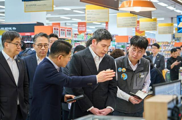 정용진 신세계그룹 회장이 2026년 첫 현장경영으로 스타필드 마켓 죽전점을 방문했다. (제공=신세계그룹)