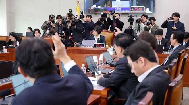6일 국회에서 열린 법제사법위원회 전체회의에서 추미애 법사위원장이 정회를 선포하고 있다.    이날 회의는 국민의힘이 코로나19 백신 부작용 관련 현안 질의를 요구했지만 여야 간 합의가 이뤄지지 않아 안건이 확정되지 않은 상태로 열렸다. 연합뉴스