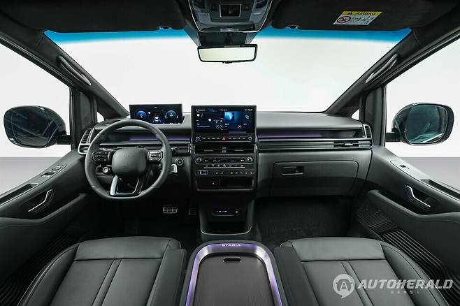 더 뉴 스타리아 EV는 다인승 이동 수단이자 이동형 오피스, 레저 베이스캠프까지 아우르는 활용성을 갖추고 있다. (현대자동차 제공)