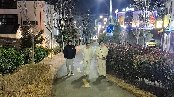 지난 3일 오후 9시쯤 찾은 포항 북구 양학동 인근 철길숲. 밤늦은 시간이지만 인근 아파트 단지 주민들도 활기찬 모습./윤성우 기자