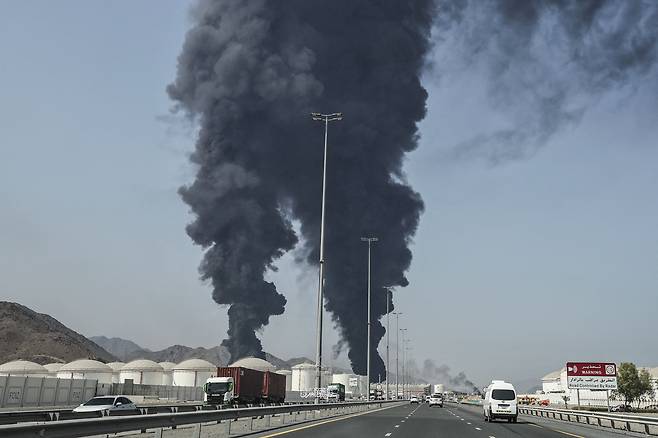 지난 14일(현지 시각) 아랍에미리트(UAE) 푸자이라 항구 연료 저장 시설 인근에서 화재가 발생해 검은 연기가 치솟고 있다./AFP연합뉴스