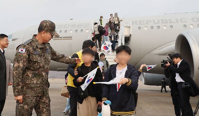 중동 전쟁 확대로 레바논에 체류 중이던 우리 국민 204명과 외국 국적 가족 5명 및 우방국(일본) 국민 2명 등 총 211명이 15일 오후 경기 성남시 서울공항에서 대한민국 군 수송기(KC-330)를 타고 도착하고 있다. /뉴시스