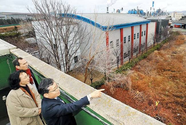 서울대 건강문화사업단 전문가들이 경북 포항시 남구 제철동 일대를 둘러보고 있다. /신현종 기자