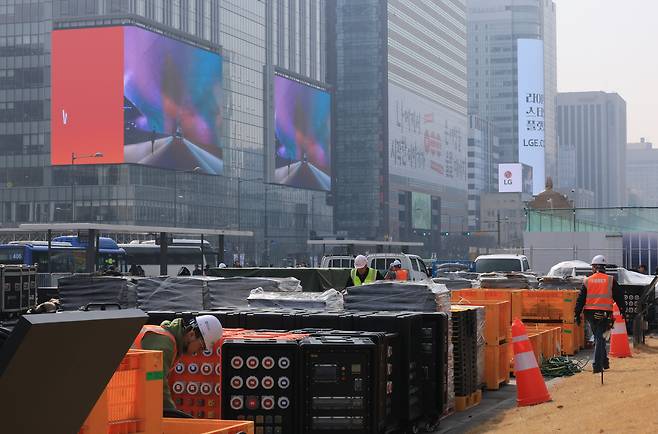 16일 서울 광화문광장에서 방탄소년단(BTS)의 컴백 라이브 공연 무대가 설치되고 있다. /뉴스1
