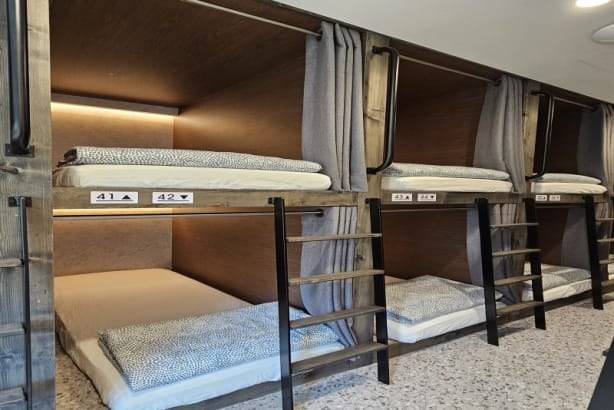 지난 14일 불이 난 서울 중구 소공동의 한 캡슐 호텔 내부 구조. /홈페이지 캡처