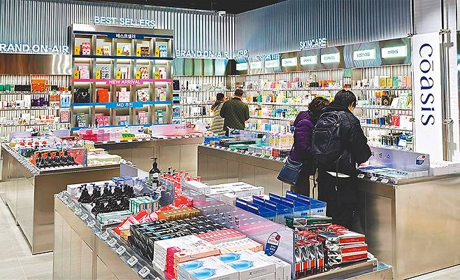 지난달 25일 경기 남양주시 현대 프리미엄 아울렛 스페이스원 1층에 위치한 현대홈쇼핑의 오프라인 뷰티 편집숍 ‘코아시스’에서 고객들이 상품을 둘러보고 있다. 현대홈쇼핑 제공