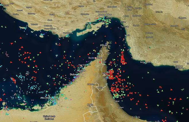 미국과 이스라엘의 공습을 받은 이란이 호르무즈 해협을 통과하는 선박에 대한 공격을 예고하면서 국제유가가 급등하는 등 글로벌 경제가 휘청이고 있다. 베슬파인더를 통해서 본 호르무즈 해협 주변을 항행하는 선박들의 움직임. 베슬파인더 캡처