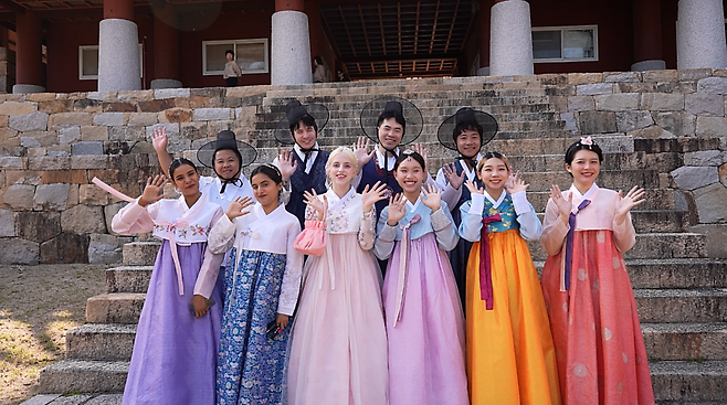 지난해 9월 한복을 입은 외국인 관광객들이 부산 금정구 범어사를 방문해 기념 사진을 찍고 있다. 부산시 제공