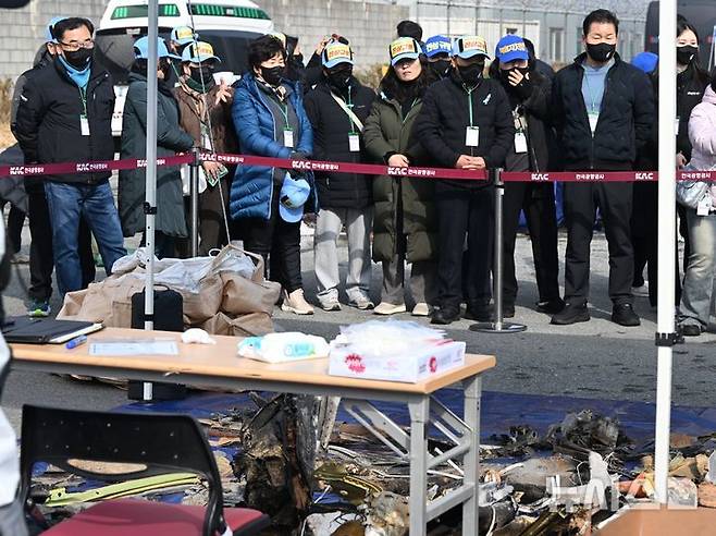 유가족협의회가 참사 잔해물을 바라보고 있다. 2026.02.12. (뉴시스)