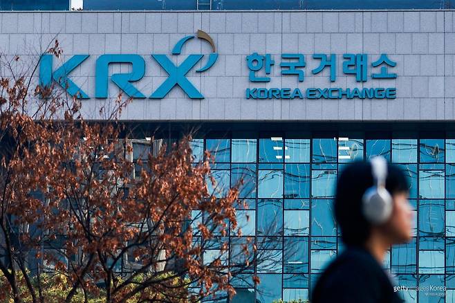 서울 여의도 한국거래소(KRX). 홍콩에 상장된 삼성전자·SK하이닉스 2배 레버리지 ETF가 한국 증시 변동성을 키우고 있다는 분석이 제기됐다. Getty Images